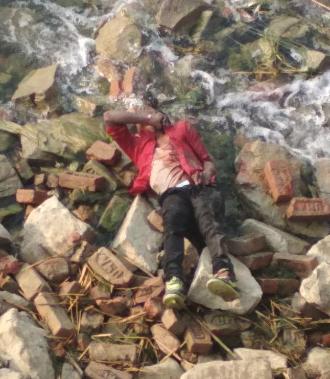 नदी में अज्ञात युवक का शव मिलने से सनसनी