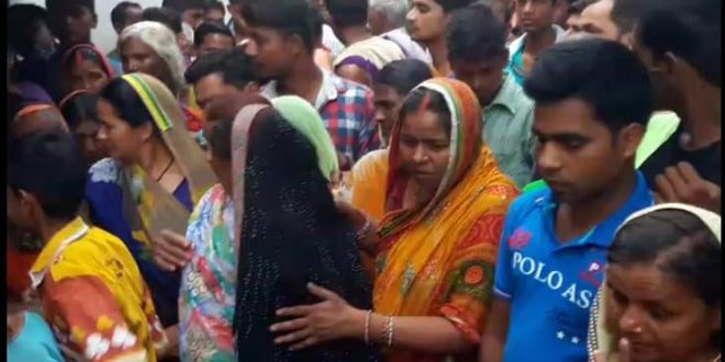 गंगा में नहाते वक्त डूबा किशोर, दूसरे को लोगों ने बचाया
