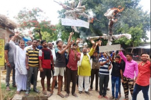 क्रुद्ध किसानों ने फूंका सिचाई विभाग के अधिकारियों का पूतला