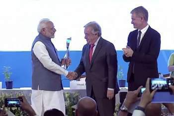 चैम्पियंस आॅफ अर्थ’ अवॉर्ड से सम्मानित हुए प्रधानमंत्री मोदी, कहा यह हर भारतीय का सम्मान