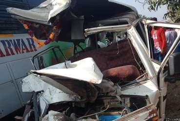 दुर्घटना ! स्कूली वाहन और यात्री बस की टक्कर में चालक सहित 6 बच्चों की मौत