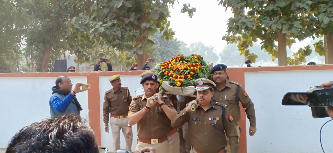 शहीद सिपाही सुरेश प्रसाद वत्स को पुलिस लाइन में गार्ड ऑफ ऑनर के साथ दी गई भावभीनी श्रद्धांजलि