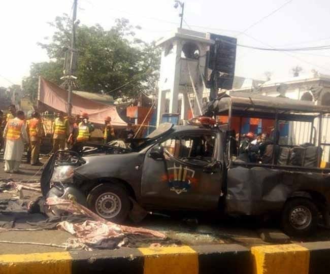 आत्मघाती हमला ! लाहौर में आतंकी ने उड़ाया पुलिस बैन, पांच सुरक्षाकर्मियों सहित आठ की मौत