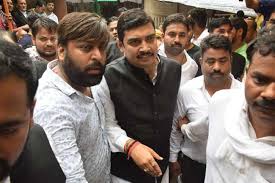 फरार सांसद ने किया आत्मसमर्पण, गये जेल