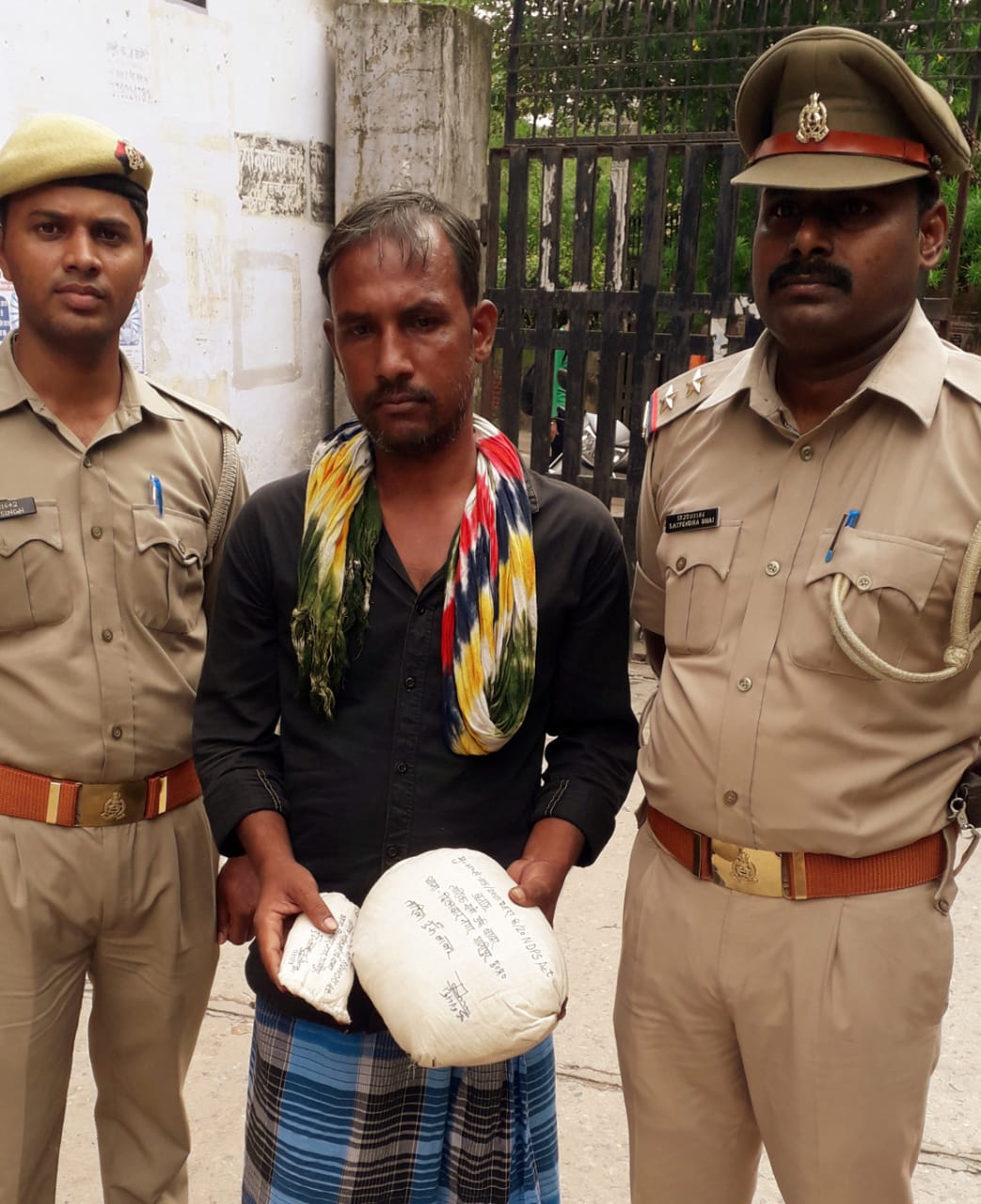 अवैध गांजे संग तस्कर चढा़ पुलिस के हत्थे