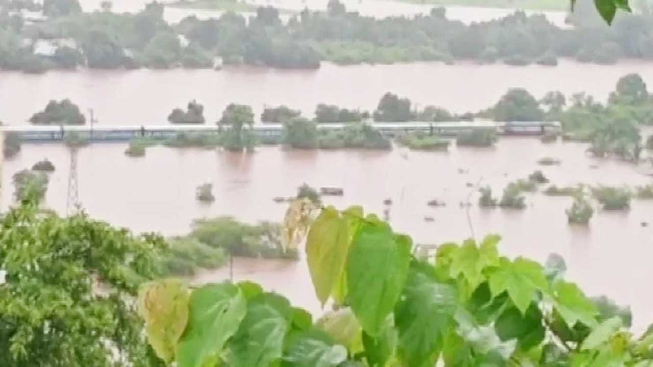 बारिश ! मुम्बई में रेल व विमान सेवा अवरुद्ध