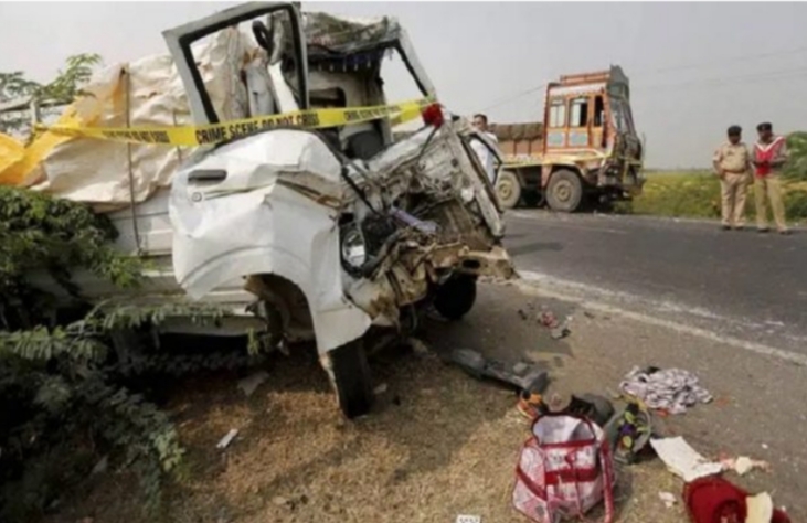 हादसा ! अनियंत्रित ट्रक ने पलटा टेम्पो, सोलह लोगों की मौत,पांच जख्मी