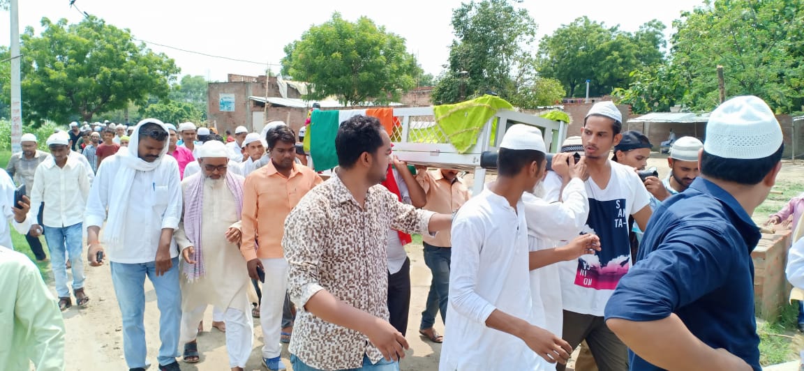 सुपुर्दे खाक! परमवीर चक्र विजेता अब्दुल हमीद की बेवा रसूलन बीबी हुई कब्रिस्तान में दफन