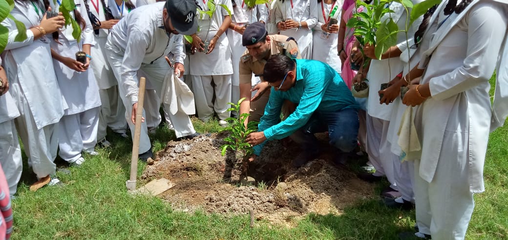 वृक्षारोपण ! “वेलफेयर मिशन ग्रीन वसुंधरा” अन्तर्गत हुआ पौधारोपण