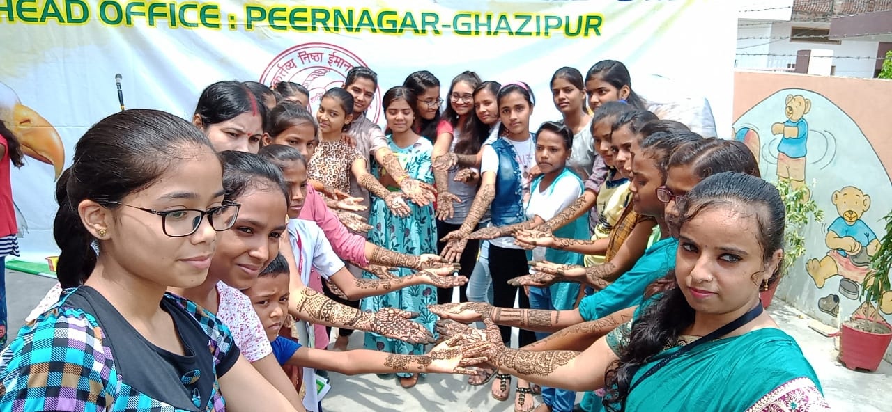 मेंहदी प्रतियोगिता में बालिकाओं ने दिखाये हुनर