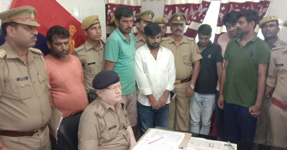 कामयाबी ! चेकिंग के दौरान पन्द्रह लाख की शराब के साथ छह अन्तर्जनपदीय तस्कर गिरफ्तार