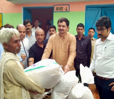 बाढ़ ! एमएलसी विशाल सिंह चंचल ने बाढ़पीड़ितों को बांटी राहत सामग्री तो शम्मे हुसैनी  मेडिकल कॉलेज ने बांटी दवाइयां