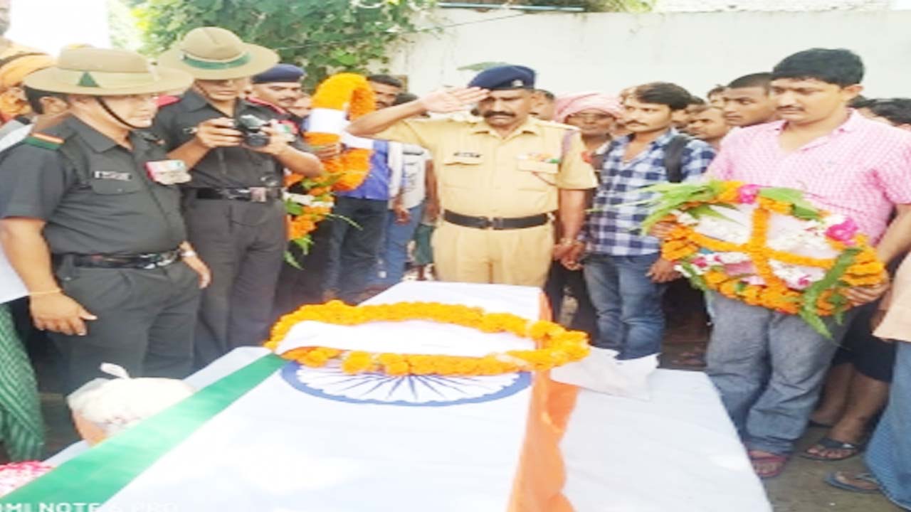 लांसनायक विश्वामित्र सिंह को नम आंखों से दी गई अंतिम विदाई
