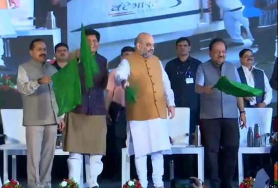 वंदे भारत एक्सप्रेस ! अमित शाह ने झंडी दिखा कटरा के लिए किया रवाना
