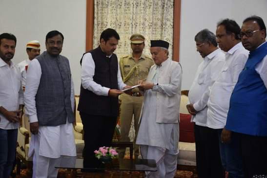 महाराष्ट्र ! मुख्‍यमंत्री देवेंद्र फणनवीस ने राज्‍यपाल को सौंपा अपना त्यागपत्र