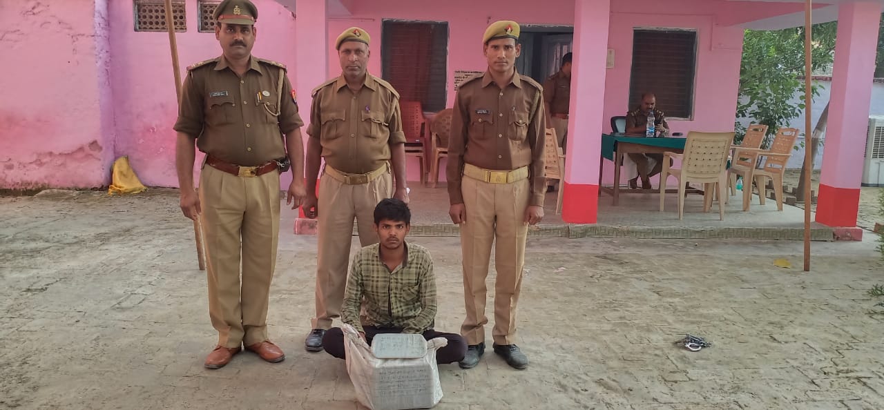 स्कार्पियो से चोरी की गयी बैट्री तथा टीवी संग एक धराया