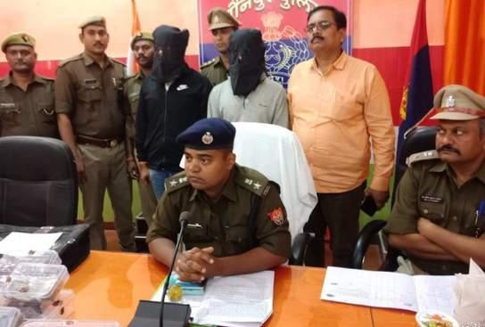 खुलासा ! ज्वेलरी शोरूम डकैती के दो अभियुक्त असलहे संग गिरफ्तार, बरामद हुई नकदी और ज्वेलरी