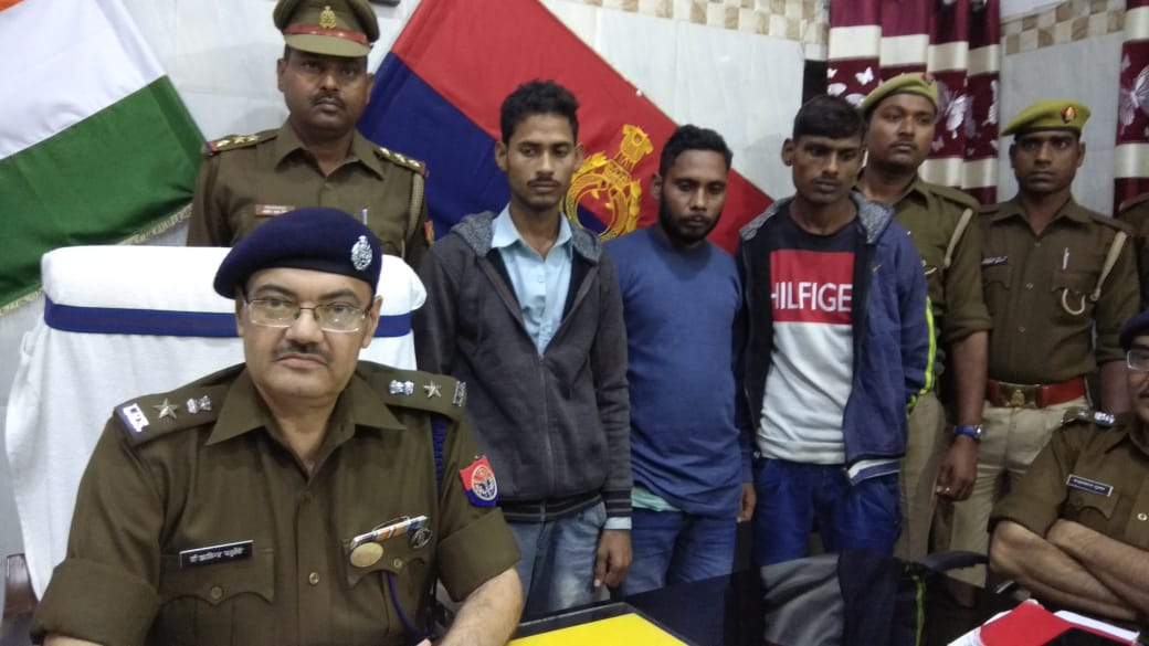 सैलून संचालक हत्याकांड के तीन अभियुक्त गिरफ्तार, एक फरार