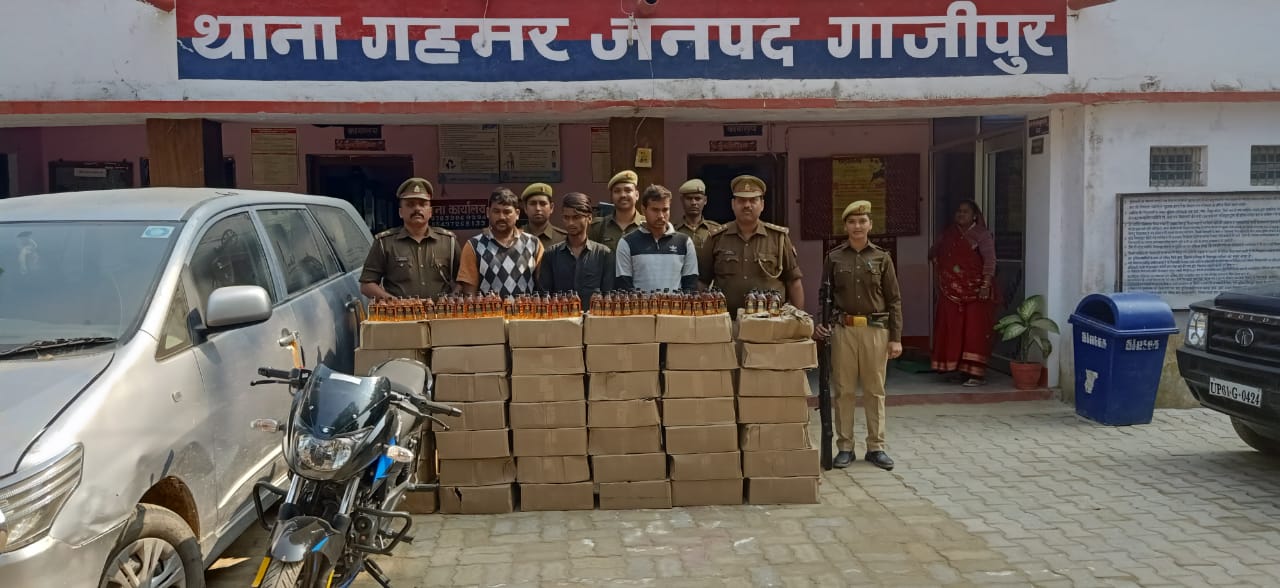 तीन लाख की अवैध शराब तथा गांजे संग तीन तस्कर गिरफ्तार