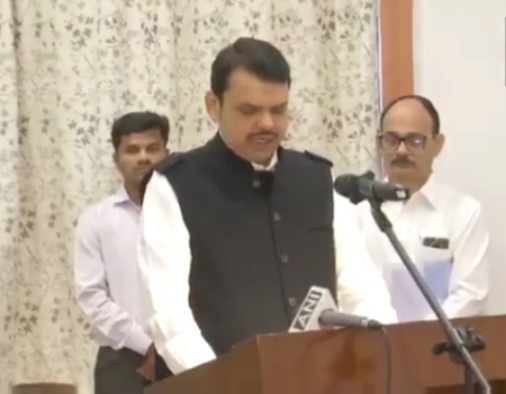 नहले पे दहला ! देवेन्द्र फडणवीस बने महाराष्‍ट्र के मुख्यमंत्री, एनसीपी के अजित पवार ने ली उप मुख्यमंत्री पद की शपथ