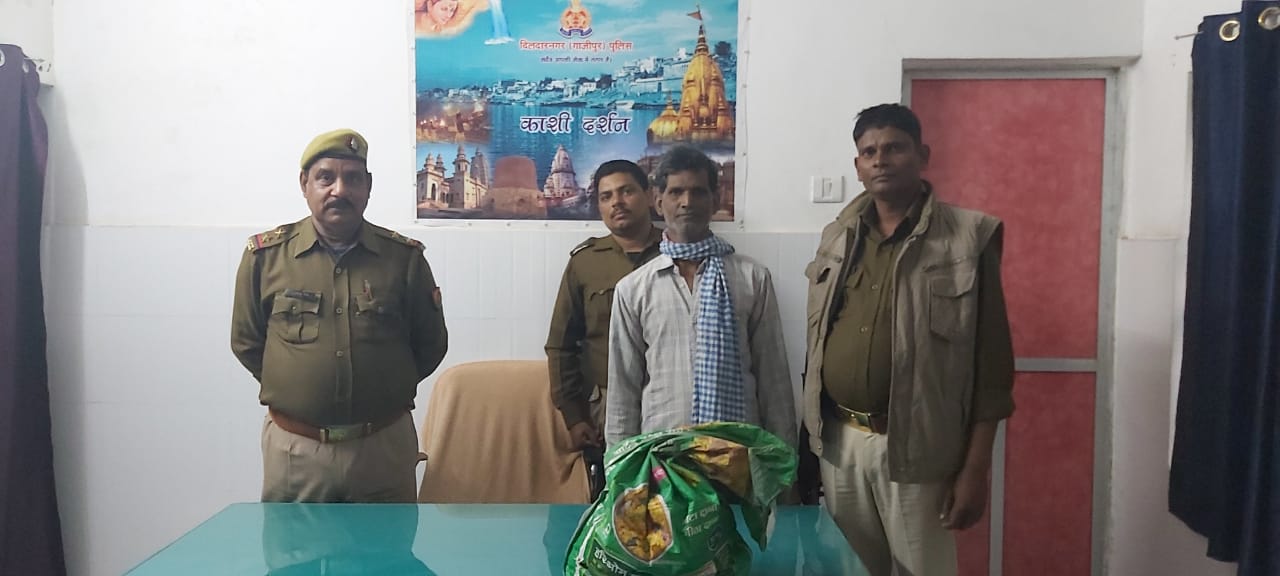 अवैध शराब संग एक तस्कर को आबकारी निरीक्षक ने दबोचा