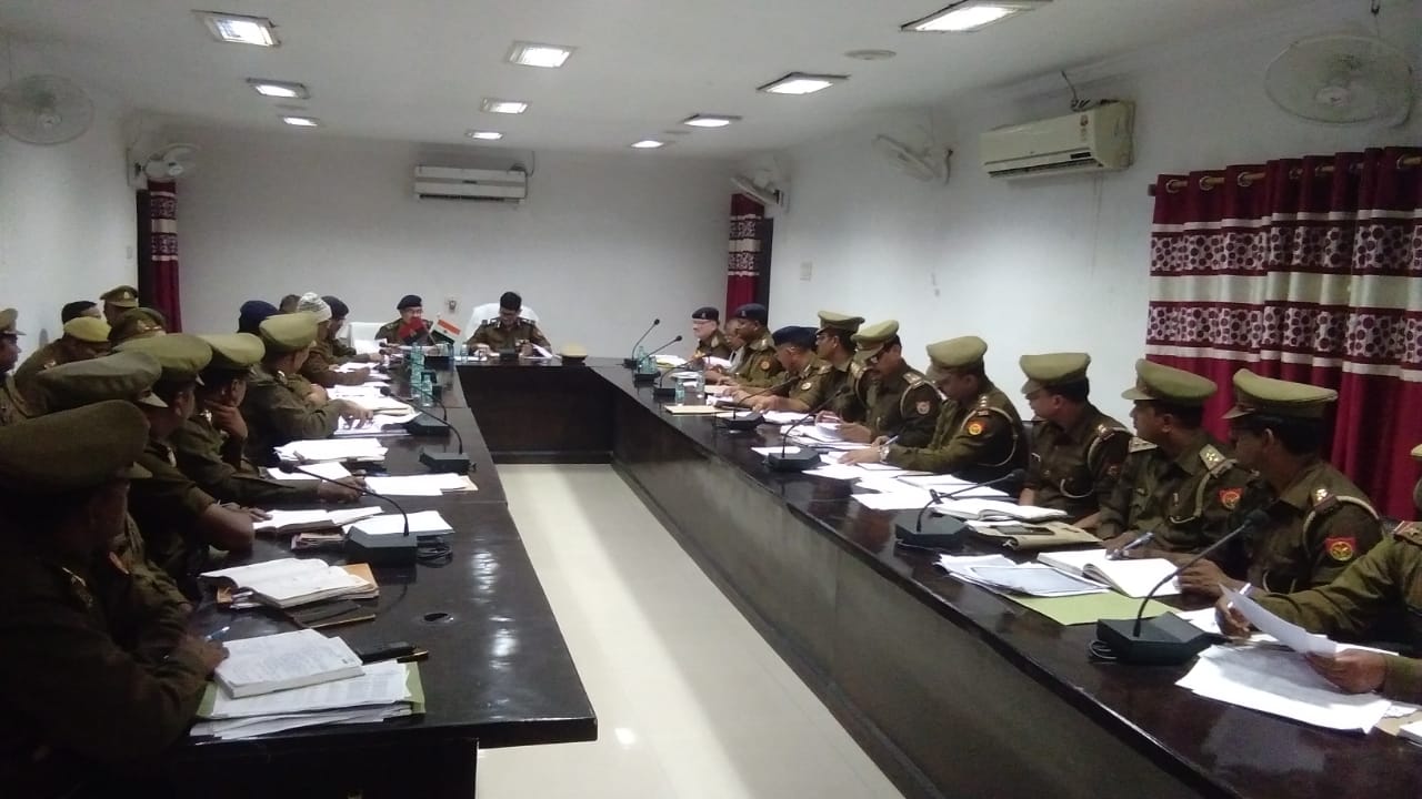 समीक्षा बैठक ! अपर पुलिस महानिदेशक वाराणसी ने जांच कर  मातहदों को दिये आवश्यक निर्देश