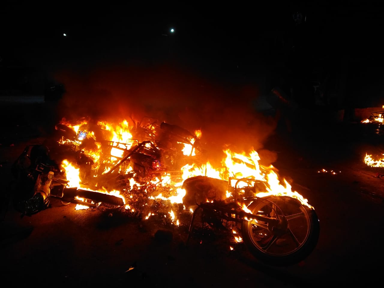 सीएए ! कानपुर में प्रदर्शनकारियों ने की पत्थरबाजी और फूंकी पुलिस की बाइकें