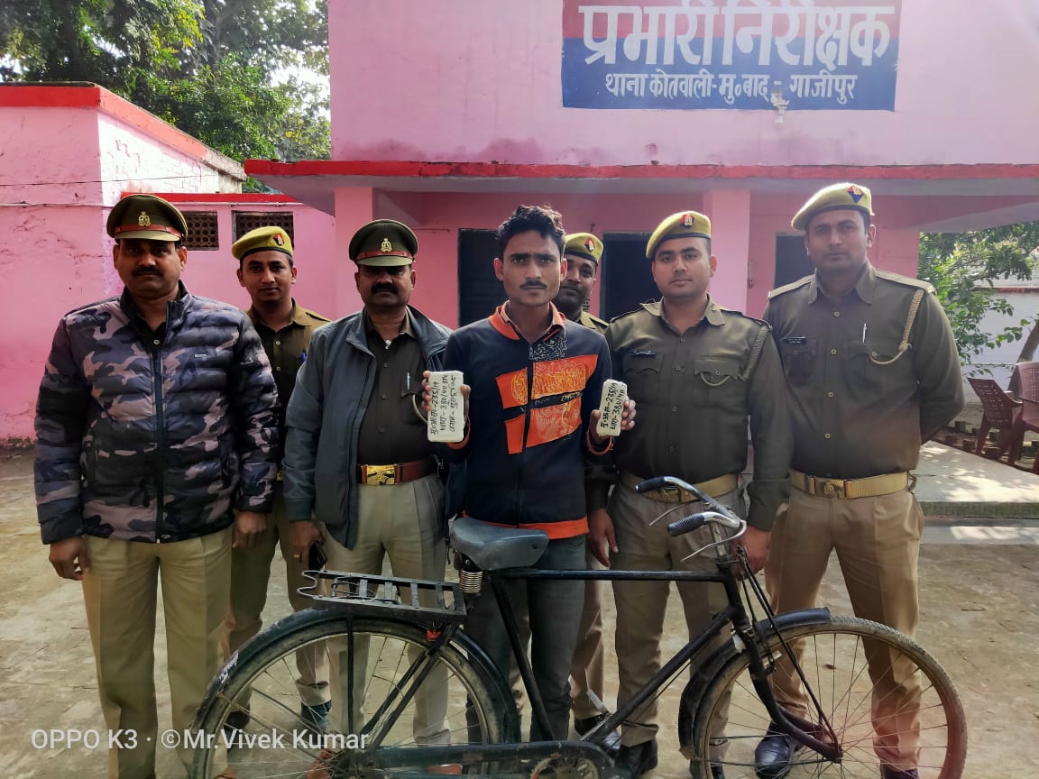 मोबाइल चोर आया पुलिस की गिरफ्त में