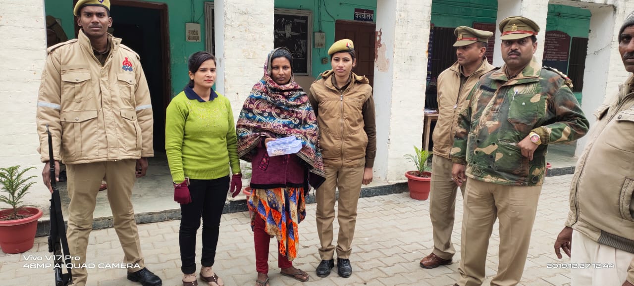 अभियुक्ता चोरी की माल सहित पुलिस हिरासत में