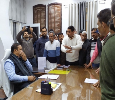 पुराने जिला अस्पताल परिसर में नये पुरुष अस्पताल के निर्माण हेतु हस्ताक्षर अभियान के बाद डीएम को सौंपा ज्ञापन