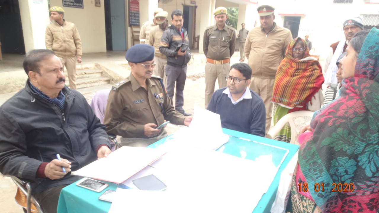 समाधान दिवस ! डीएम एसपी ने सुनी फरियादियों की समस्याएं