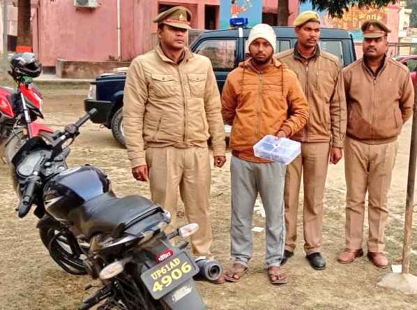 असलहे संग इनामियां शातिर लूटेरा गिरफ्तार