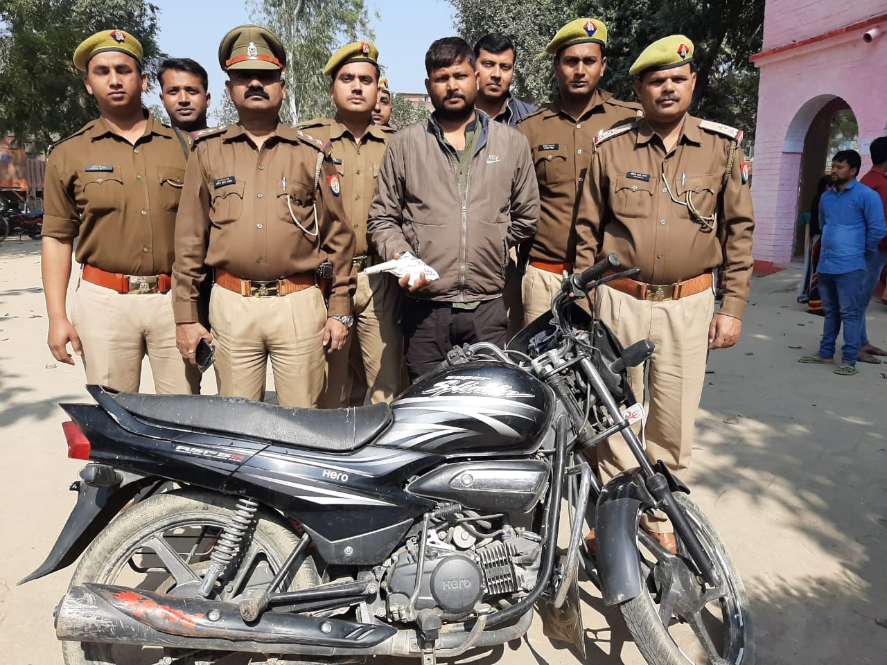 चोरी की बाइक व असलहे संग हिस्ट्रीशीटर गिरफ्तार