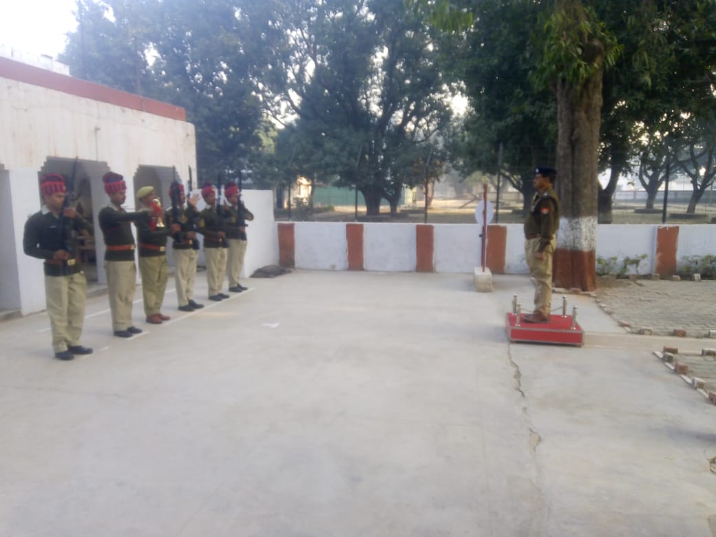 पुलिस अधीक्षक ने ली परेड की सलामी, किया निरीक्षण