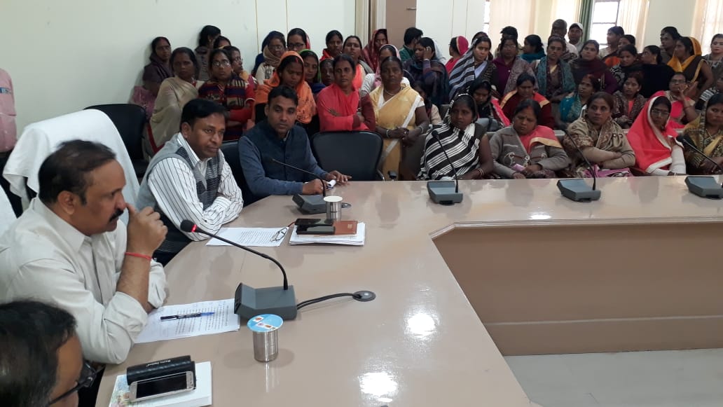 गोल्डेन कार्ड ! डीएम ने कसी नकेल, दिये सख्त निर्देश