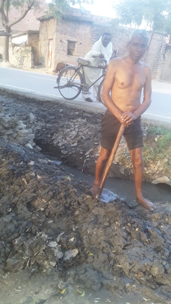 सफाईकर्मी स्वच्छता अभियान को लगा रहे पलिता