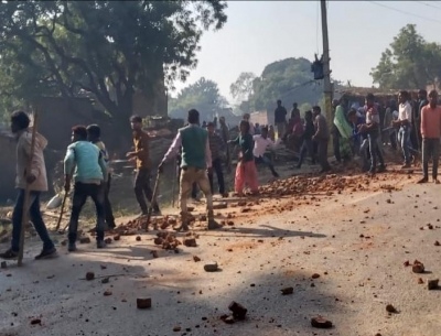 उपद्रव ! मामूली विवाद के बाद दो गांवों के लोगों में जमकर चले ईंट पत्थर, राष्ट्रीय राजमार्ग रहा उपद्रवियों के कब्जे में