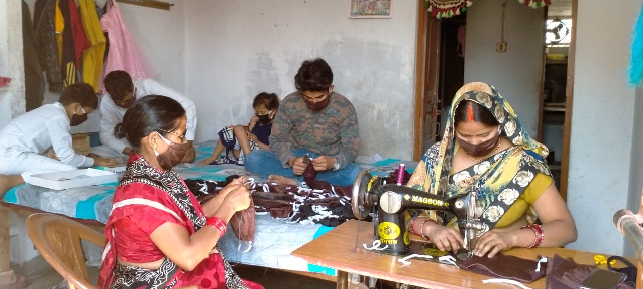प्रयास ! परिजनों संग मिलकर छात्र नेता बना रहे फेस मास्क, हो रहा निशुल्क वितरण