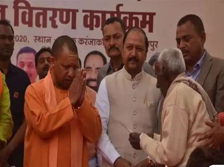 आपदा ! मुख्यमंत्री ने मृत तीन लोगों के परिजनों को सौंपा चार-चार लाख का चेक