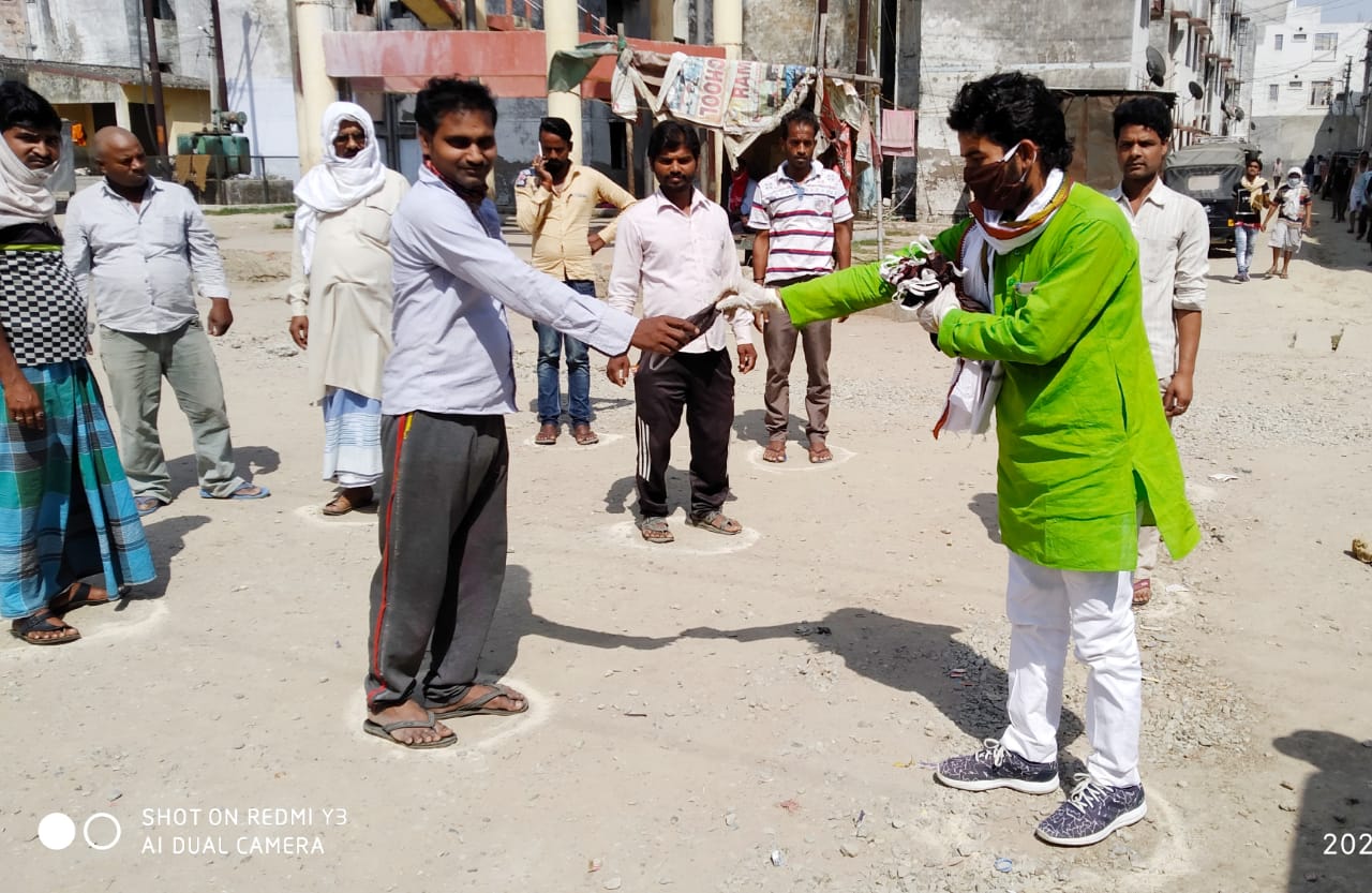 पहल ! छात्र नेता ने बांटे फेस मास्क