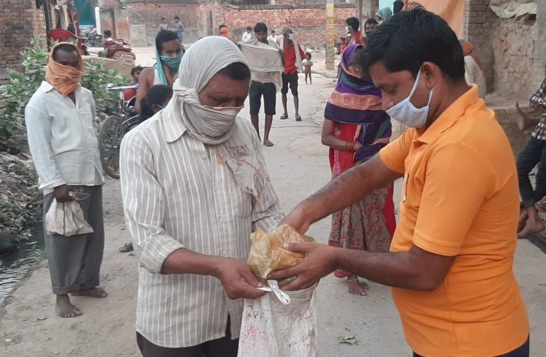 पूर्व मंत्री ने दानदाताओं के सहयोग से बंटवाया खाद्य सामग्री