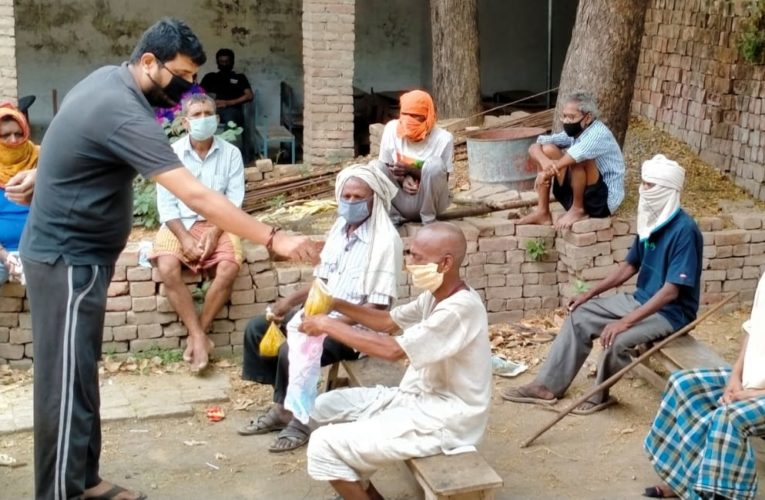 जन सहयोग और कर्मयोद्धाओं की मदद से खाना वितरण अनवरत जारी