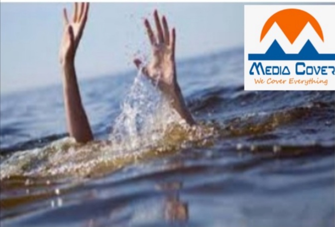 नहाते समय गंगा में समाया युवक,तीन साथियों को  लोगों ने बचाया