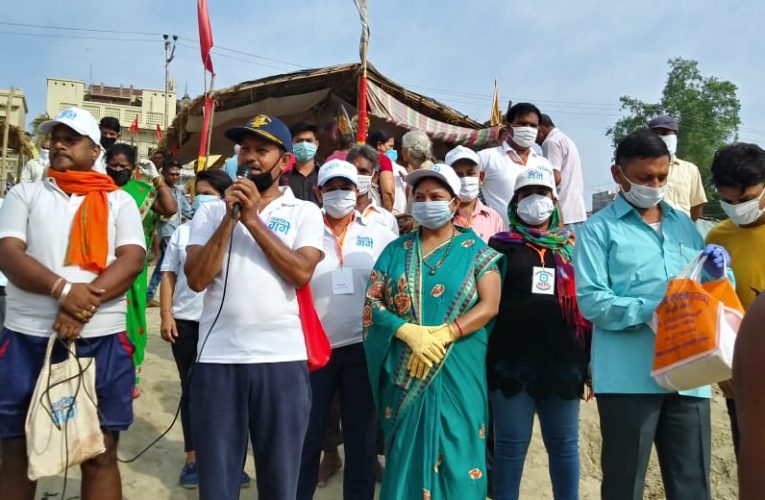 गंगा दशहरा पर गंगा विचार मंच द्वारा गंगा आरती एवं शरबत वितरण