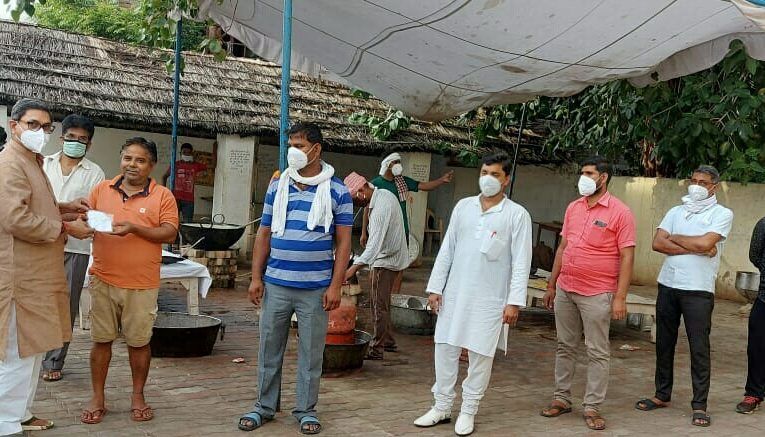 पूर्व मंत्री ने बांटे मास्क और काढ़ा पाउडर