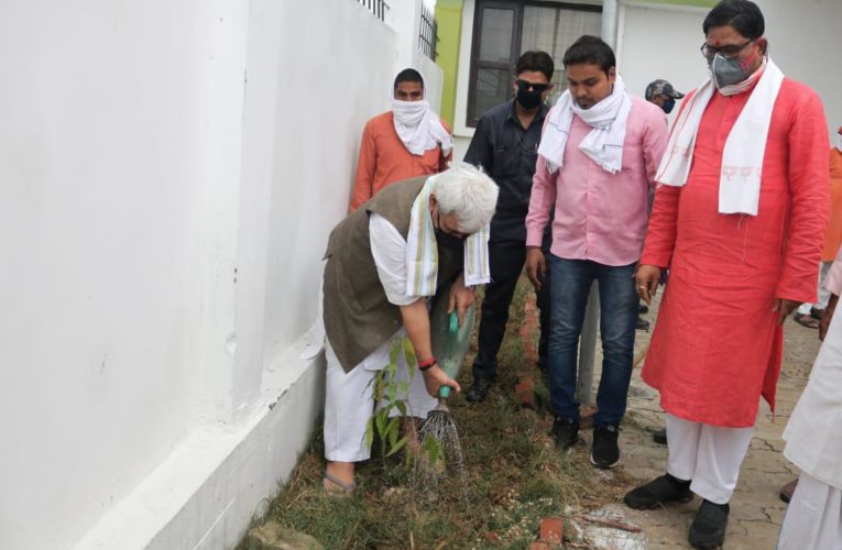 पर्यावरण दिवस पर मनोज सिन्हा ने किया वृक्षारोपण और मुख्यमंत्री को दी जन्मदिन की बधाई
