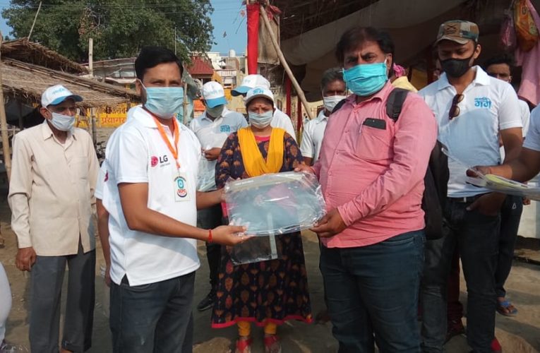 फेश शील्ड मास्क का वितरण