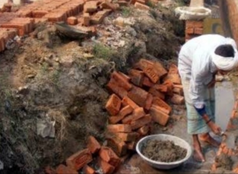 आरोप ! प्रशासन जबरदस्ती करा रहा अवैध निर्माण, मामला ताड़ीघाट-मऊ रेल परियोजना का