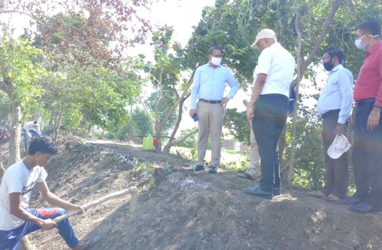 कैनाल सफाई का डीएम ने किया निरीक्षण, टेल तक पानी पहुचाने के दिये निर्देश