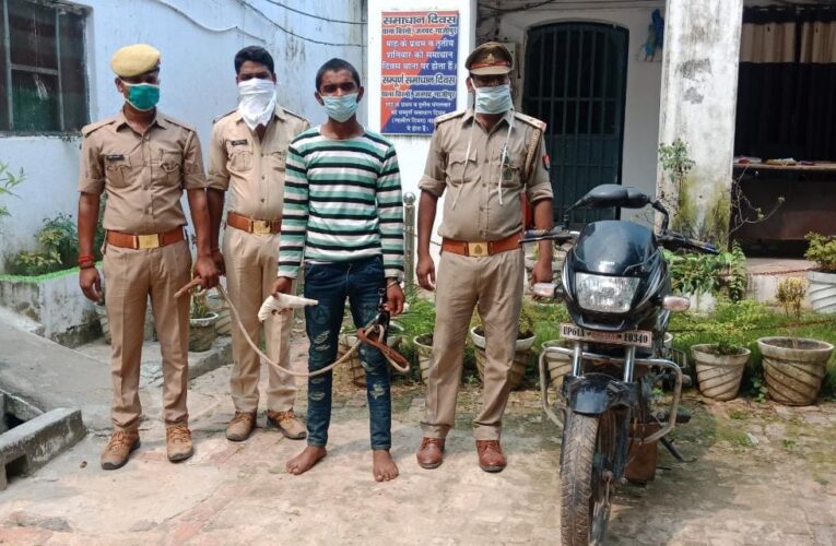 चोरी की बाइक व असलहे के साथ अभियुक्त गिरफ्तार